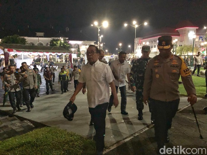 Menko PMK, Pratikno, didampingi Kapolda DIY Irjen Suwondo Nainggolan melakukan pantauan di kawasan Titik Nol Km Kota Jogja, Selasa (31/12) malam.