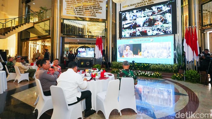 Menko Polkam Budi Gunawan bersama Kapolri Jenderal Listyo Sigit Prabowo memantau pengamanan malam tahun baru 2025 di Polda Metro Jaya. (dok Istimewa)