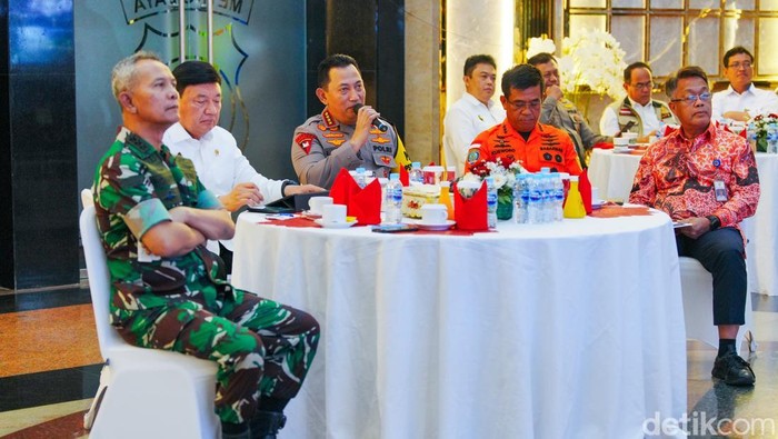 Menko Polkam Budi Gunawan bersama Kapolri Jenderal Listyo Sigit Prabowo memantau pengamanan malam tahun baru 2025 di Polda Metro Jaya. (dok Istimewa)