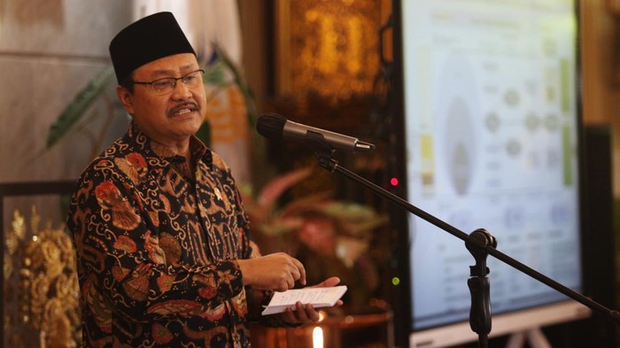 Menteri Sosial (Mensos) Saifullah Yusuf atau Gus Ipul memastikan Aparatur Sipil Negara (ASN) tak masuk dalam daftar penerima bantuan sosial (bansos). Hal itu disampaikan di Kemensos, Jakarta, Selasa (31/12/2024).