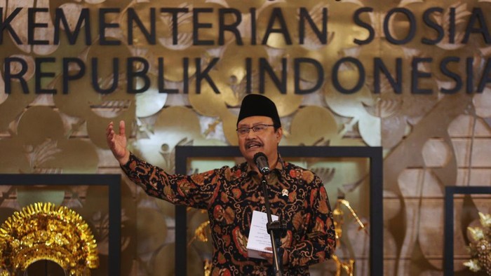 Menteri Sosial (Mensos) Saifullah Yusuf atau Gus Ipul memastikan Aparatur Sipil Negara (ASN) tak masuk dalam daftar penerima bantuan sosial (bansos). Hal itu disampaikan di Kemensos, Jakarta, Selasa (31/12/2024).