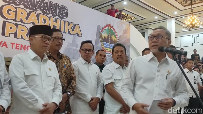 Menteri Koordinator Bidang Pangan Indonesia, Zulkifli Hasan dan Menteri Desa dan Pembangunan Daerah Tertinggal (Mendes PDT) Yandri Susanto (berpeci) usai rakor terbatas bidang pangan di semarang.