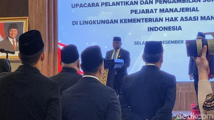 Menteri HAM Natalius Pigai melantik 56 pegawai