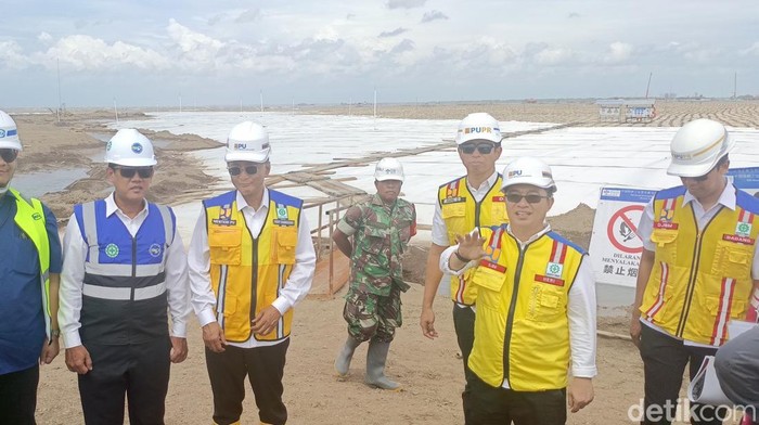 Menteri Pekerjaan Umum, Dody Hanggodo, saat memantau proses tol Semarang-Demak, Selasa (31/12/2024).