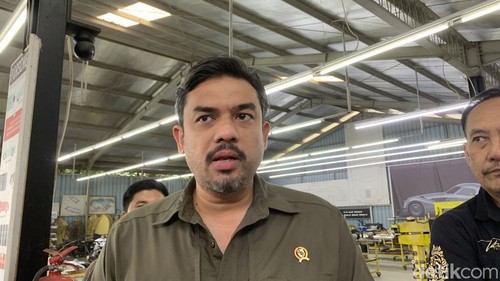 Menteri UMKM Maman Abdurrahman saat kunjungan ke Tuksedo Studio di Gianyar, Selasa (31/12/2024).