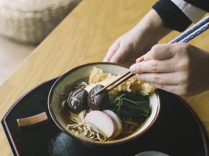 tradisi makan mie soba