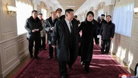 Gambar-gambar menunjukkan putri Kim sudah setinggi ayahnya. Keduanya berjalan menyusuri pantai dan mengunjungi fasilitas hotel.   