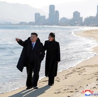 CEO lembaga riset perilaku nonverbal Jium & Gitdeum, Kim Yeo-jeong, menilai perubahan tersebut bukan tanpa alasan. Penampilannya sengaja dirancang untuk menonjolkan identitasnya sebagai putri Kim Jong-un sekaligus menunjukkan bahwa ia merupakan bagian dari garis keturunan keluarga Paektu,” ungkapnya kepada Korea JoongAng Daily. Foto: via REUTERS/KCNA