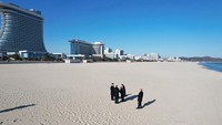 Pemimpin Korut Kim Jong Un menengok proyek megah resor pantai Kalma di Korea Utara.  