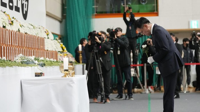 Momen Plt Presiden Korsel Beri Penghormatan untuk Korban Jeju Air South Korea's acting President Choi Sang-mok places a flower for the victims on a plane which skidded off a runway and burst into flames, at a memorial altar at Muan sport park in Muan, South Korea, Monday, Dec. 30, 2024. (AP Photo/Ahn Young-joon)