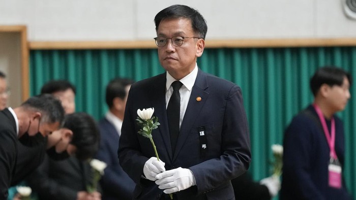 South Koreas acting President Choi Sang-mok places a flower for the victims on a plane which skidded off a runway and burst into flames, at a memorial altar at Muan sport park in Muan, South Korea, Monday, Dec. 30, 2024. (AP Photo/Ahn Young-joon)