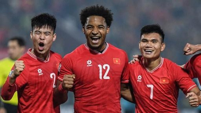 (L-R) Vietnams Duy Manh Do, Xuan Son Nguyen and Xuan Manh Pham celebrate after their teams win in the 2024 ASEAN Electric Cup Semi-final second leg football match between Vietnam and Singapore at the Viet Tri Stadium in Phu Tho province on December 29, 2024. (Photo by HOANG Anh / AFP)