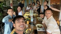 Ini merupakan momen Omara Esteghlal saat break makan bersama dengan teman satu projectnya. Terlihat ada artis Jihan Elmira di sana. Foto: Instagram @omara.esteghlal