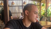 Ini juga momen Omara Esteghlal ketika berlibur ke Bali. Ini posenya saat dipotret oleh teman dekatnya saat makan di restoran. Foto: Instagram @omara.esteghlal