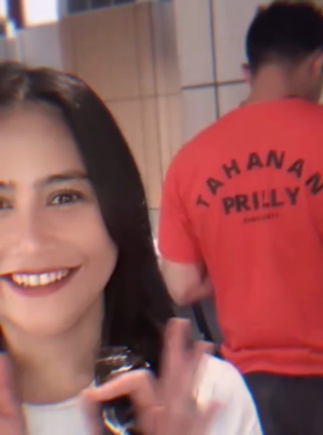 Di salah satu momen juga terlihat Omara yang mengenakan kaos berwarna oranye bertuliskan Tahanan Prilly. Di bawah tulisan tersebut juga terdapat tulisan Since 2011. Foto: Instagram