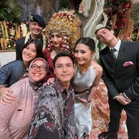 Melalui akun Instagram, Omara juga sempat membagikan beberapa potret kedekatannya dengan Prilly Latuconsina. Dalam foto unggahan terlihat Omara dan Prilly yang berpose berdekatan dan memamerkan ekspresi bahagia mereka. Foto: Instagram/@omara.esteghlal