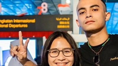 Liburan Bareng, Omara Esteghlal dan Prilly Latuconsina Pacaran?