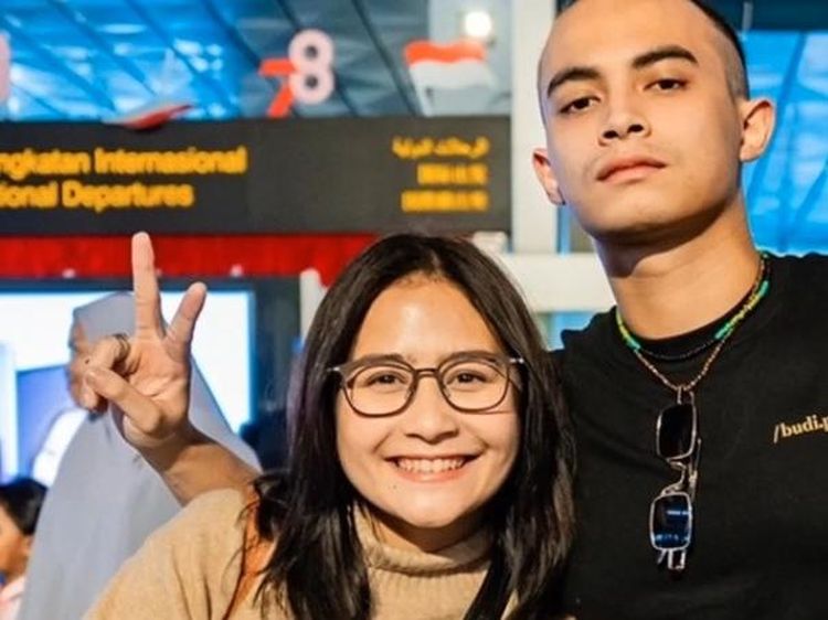 Liburan Bareng, Omara Esteghlal dan Prilly Latuconsina Pacaran?