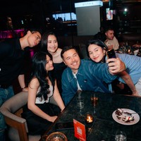 Omara dan Prilly juga sempat terlihat kondangan bareng saat menghadiri pernikahan Febby Rastanty. Keduanya tampak berpose bersama kedua pengantin dan rekannya yang juga hadir. Foto: Instagram/@omara.esteghlal