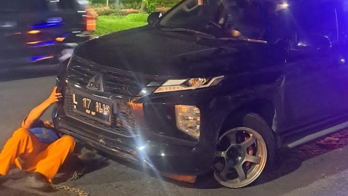 Pajero yang tabrak Honda Jazz dan Honda Vario di Jalan Raya Darmo Surabaya.