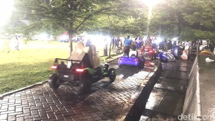 Penyedia jasa sewa mobil mainan di Lapangan Pancasila, Kota Palopo, Sulawesi Selatan (Sulsel) ramai peminat pada malam tahun baru 2025.