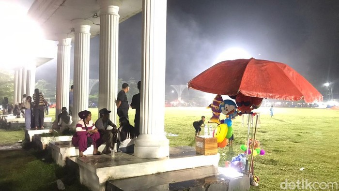 Sejumlah warga memadati Lapangan Pancasila, Kota Palopo, Sulawesi Selatan (Sulsel) untuk menikmati momen pergantian tahun baru 2025.