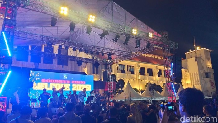 Panggung Pesta Tahun Baru di Balai Kota Surabaya.