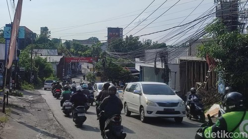 Pantauan arus lalin di Jalan Raya Canggu, Desa Canggu, Kecamatan Kuta Utara, Badung tepatnya di sebelah timur perempatan Banjar Kayu Tulang, Selasa (31/12/2024) pagi. (Ahmad Firizqi)