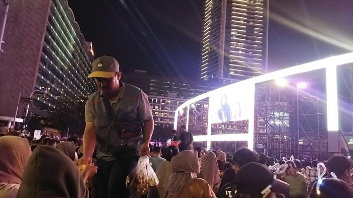 Pedagang di Bundaran HI saat perayaan malam tahun baru 2025