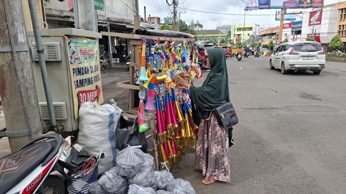 Pedagang terompet dan arang sudah menjamur di Kota Lubuklinggau menjelang malam tahun baru. Namun omzet penjualannya sedang lesu jika dibandingkan akhir tahun lalu.