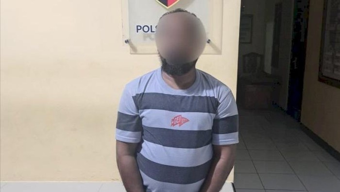 Pelaku pencabulan anak saat diamankan di Polsek Alak, Kota Kupang, NTT. (Foto: Dok. Polresta Kupang Kota)
