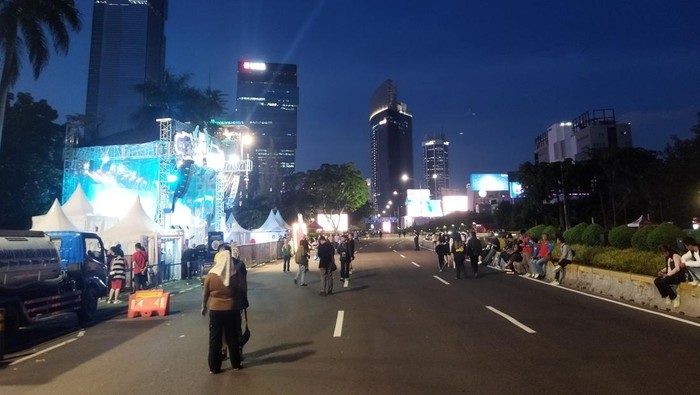 Pemerintah Provinsi (Pemprov) Jakarta menggelar car free night jelang momen pergantian tahun di sepanjang Jalan Jenderal Sudirman hingga Thamrin.