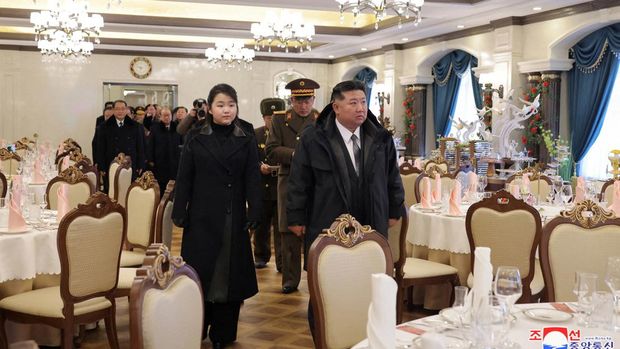 Pemimpin Korea Utara Kim Jong Un dan putrinya Kim Ju Ae mengunjungi kawasan wisata pesisir Kalma yang baru dibangun di Wonsan, Korea Utara, 29 Desember 2024, dalam foto yang dirilis oleh Kantor Berita Pusat Korea resmi Korea Utara. (KCNA via REUTERS)