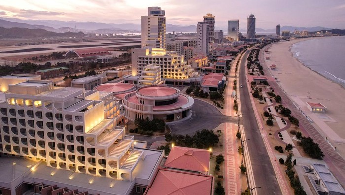 Skyline view of the newly built Kalma coastal tourist area in Wonsan, North Korea, December 29, 2024, in this photo released by North Korea's official Korean Central News Agency. KCNA via REUTERS    ATTENTION EDITORS - THIS IMAGE WAS PROVIDED BY A THIRD PARTY. REUTERS IS UNABLE TO INDEPENDENTLY VERIFY THIS IMAGE. NO THIRD PARTY SALES. SOUTH KOREA OUT. NO COMMERCIAL OR EDITORIAL SALES IN SOUTH KOREA.
