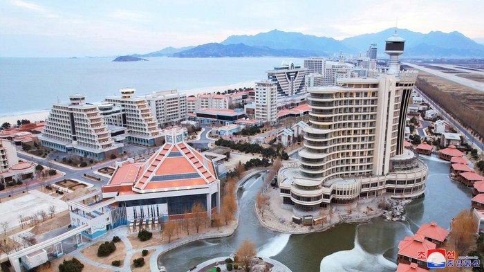 Penampakan Resor Pantai Megah yang Baru Dibangun Korut Skyline view of the newly built Kalma coastal tourist area in Wonsan, North Korea, December 29, 2024, in this photo released by North Korea's official Korean Central News Agency. KCNA via REUTERS ATTENTION EDITORS - THIS IMAGE WAS PROVIDED BY A THIRD PARTY. REUTERS IS UNABLE TO INDEPENDENTLY VERIFY THIS IMAGE. NO THIRD PARTY SALES. SOUTH KOREA OUT. NO COMMERCIAL OR EDITORIAL SALES IN SOUTH KOREA.