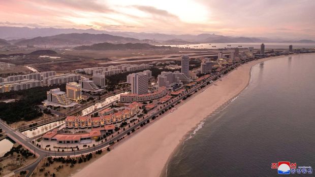 Skyline view of the newly built Kalma coastal tourist area in Wonsan, North Korea, December 29, 2024, in this photo released by North Korea's official Korean Central News Agency. KCNA via REUTERS    ATTENTION EDITORS - THIS IMAGE WAS PROVIDED BY A THIRD PARTY. REUTERS IS UNABLE TO INDEPENDENTLY VERIFY THIS IMAGE. NO THIRD PARTY SALES. SOUTH KOREA OUT. NO COMMERCIAL OR EDITORIAL SALES IN SOUTH KOREA.
