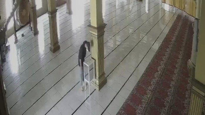 Pencuri kotak amal masjid di Gresik saat beraksi terekam CCTV