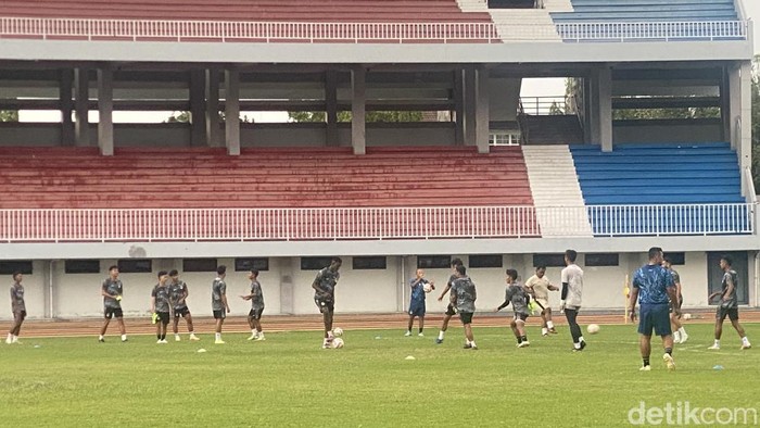 Penggawa PSIM Jogja saat sesi latihan di Stadion Mandala Krida, Umbulharjo, Kota Jogja, Selasa (31/12/2024).
