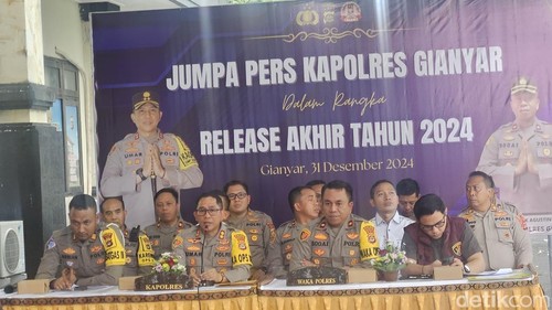 Pengungkapan kasus selama 2024 di halaman Polres Gianyar, Selasa (31/12/2024). (Putu Krista/detikBali)