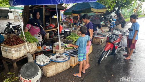 Penjual ikan di pinggir jalan Pantai Ujung, Karangasem, Selasa (31/12/2024). (I Wayan Selamat Juniasa)