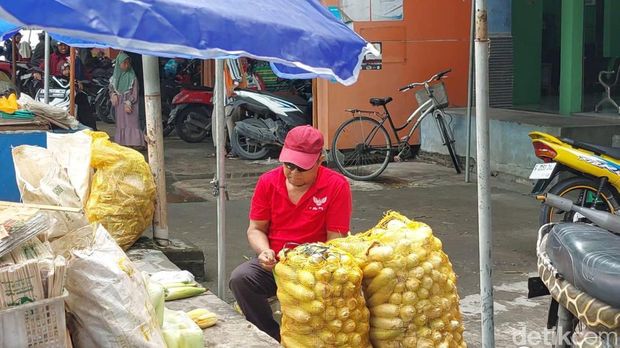 Penjualan Jagung hingga Arang Laris Manis Jelang Malam Tahun Baru