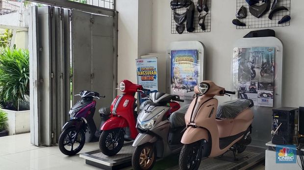 Penjualan motor baru seperti Honda dan Yamaha akan terkena dampak PPN 12%. Harga siap-siap naik di 2025. (CNBC Indonesia/Martyasari Rizky)