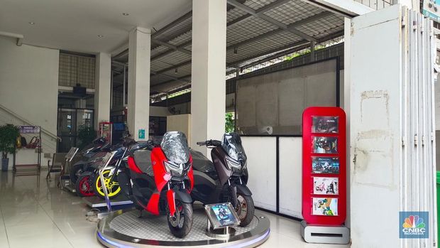 Penjualan motor baru seperti Honda dan Yamaha akan terkena dampak PPN 12%. Harga siap-siap naik di 2025. (CNBC Indonesia/Martyasari Rizky)