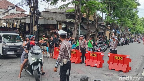 Penutupan akses kendaraan menuju Pantai Kuta, Badung, Bali, menjelang malam pergantian tahun, Selasa (31/12/2024). (Foto: Aryo Mahendro/detikBali)