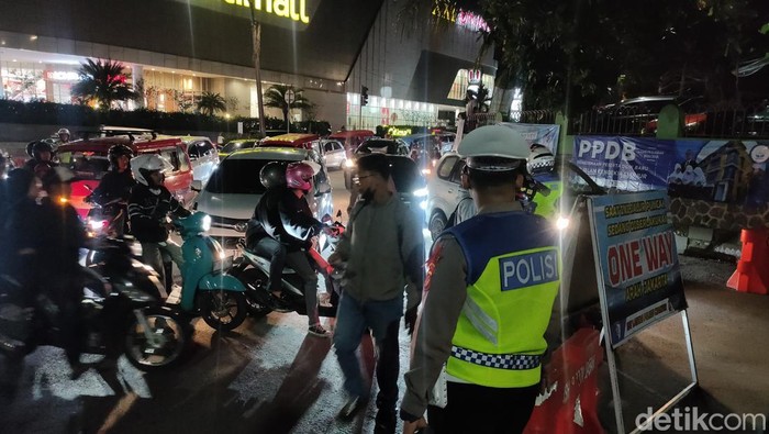 Penutupan jalur menuju ke Puncak