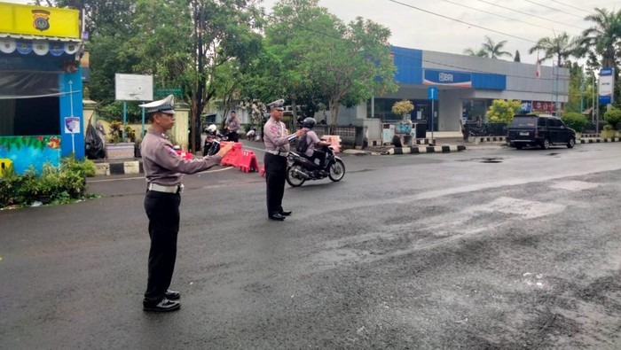 Personel kepolisian melakukan pengaturan jalan di sekitar Alun-alun Wates, Kulon Progo, Selasa (31/12/2024).