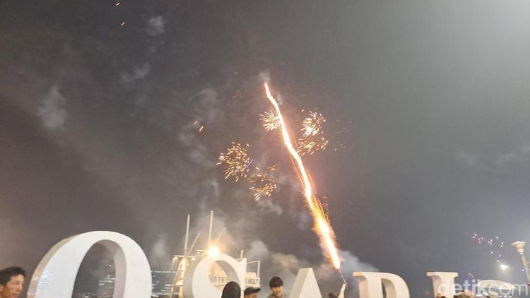Potret Meriah Perayaan Tahun Baru 2025 di Pantai Losari Makassar