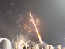 Potret Meriah Perayaan Tahun Baru 2025 di Pantai Losari Makassar