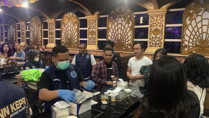Petugas BNNP Kepri saat menggelar razia di tempat hiburan malam, Batam. (dok. Istimewa)