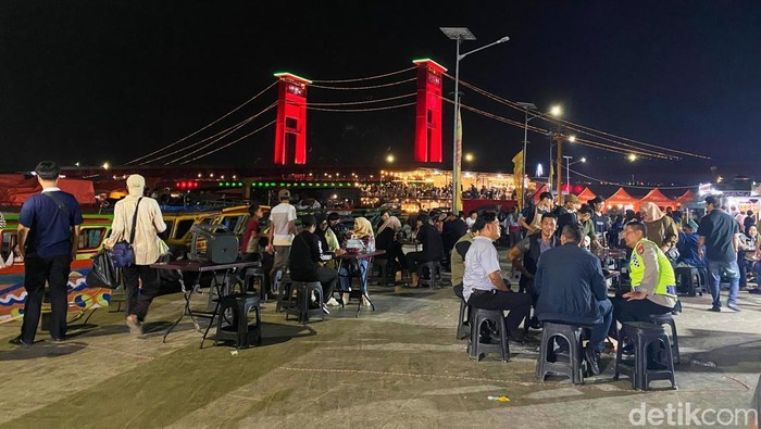 Petugas saat berjaga mengamankan perayaan Tahun Baru di kawasan BKB Palembang
